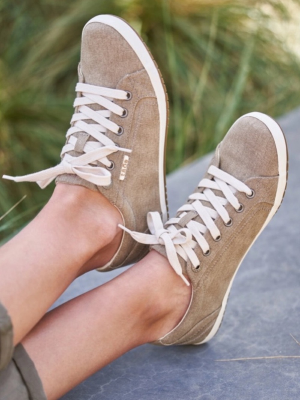Taos Footwear Star NWT Sneaker Oat Wash Tan